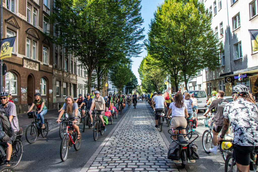 Radfahrende beo der Sternfahrt auf der Möllerstraße. Foto: Sebastian Peter